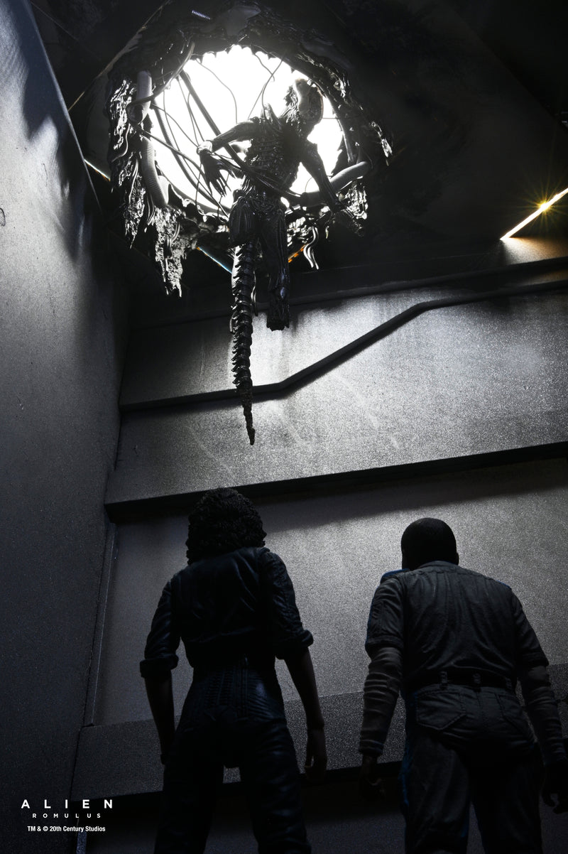 NECA Figura de Accion: Alien Romulus - Xenomorfo XX121 de laboratorio suspendido Deluxe 7 Pulgadas