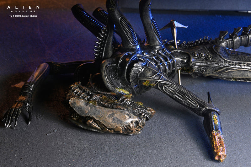 NECA Figura de Accion: Alien Romulus - Xenomorfo XX121 de laboratorio suspendido Deluxe 7 Pulgadas