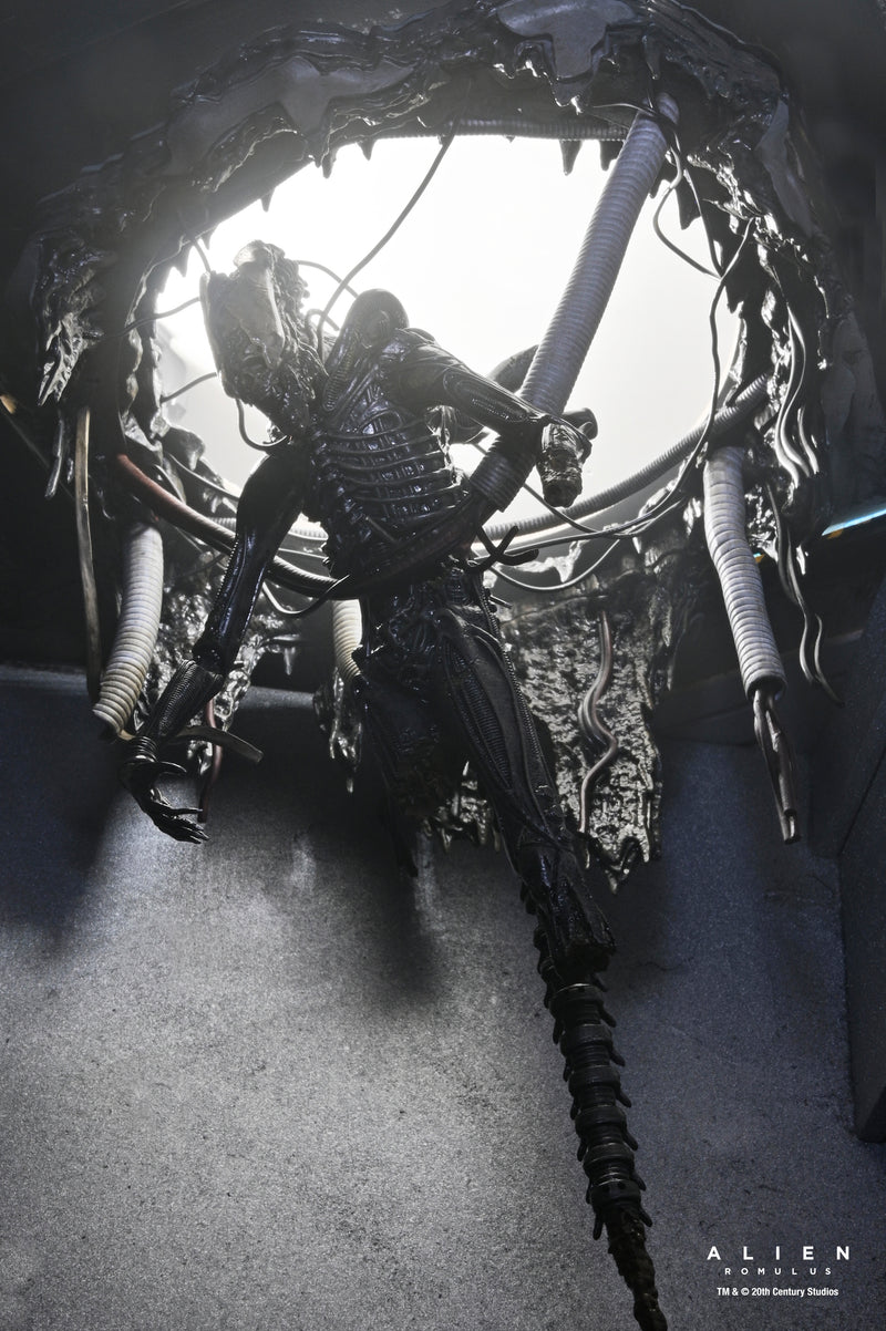 NECA Figura de Accion: Alien Romulus - Xenomorfo XX121 de laboratorio suspendido Deluxe 7 Pulgadas