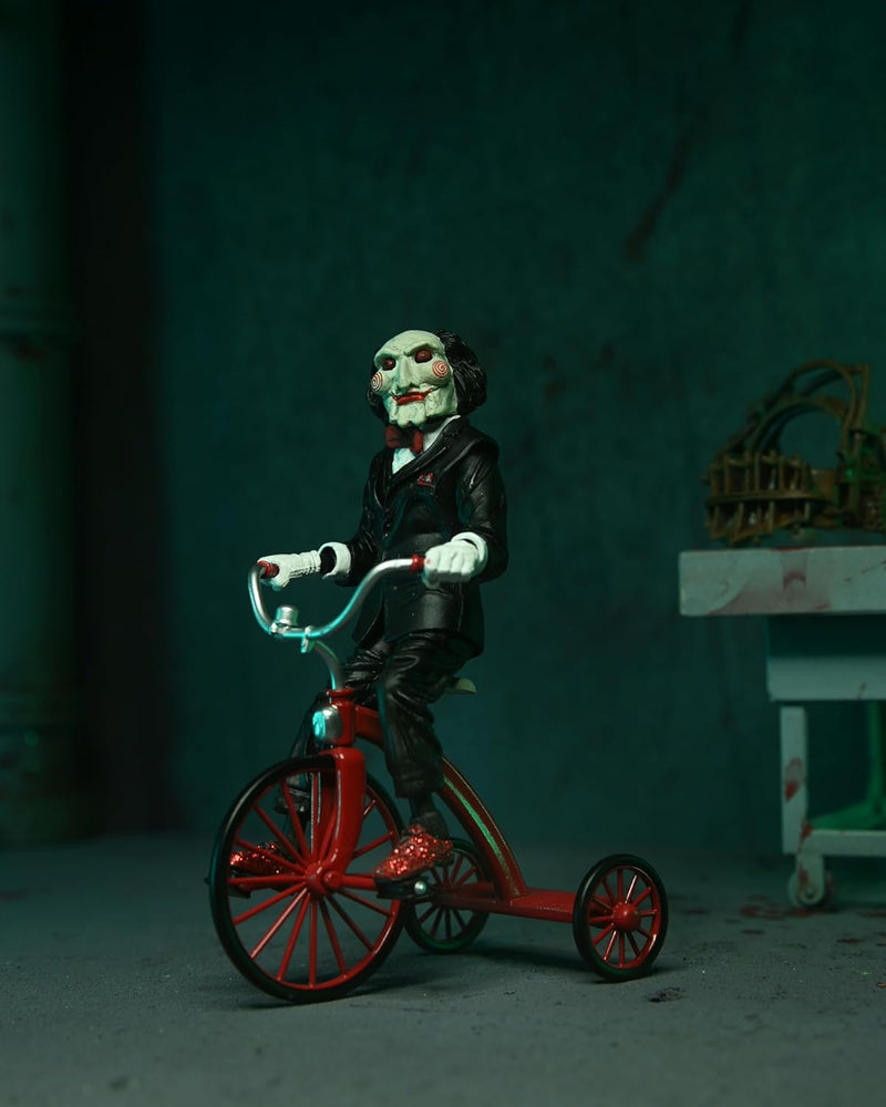 NECA Figura de Accion Ultimate: Saw - Asesino Jigsaw Con Tunica Negra 7 Pulgadas